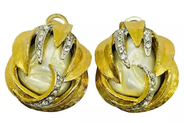 Винтажные дизайнерские серьги клипсы MARVELLA с золотыми стразами и жемчугом. Винтажные дизайнерские серьги клипсы MARVELLA с золотыми стразами и жемчугом.