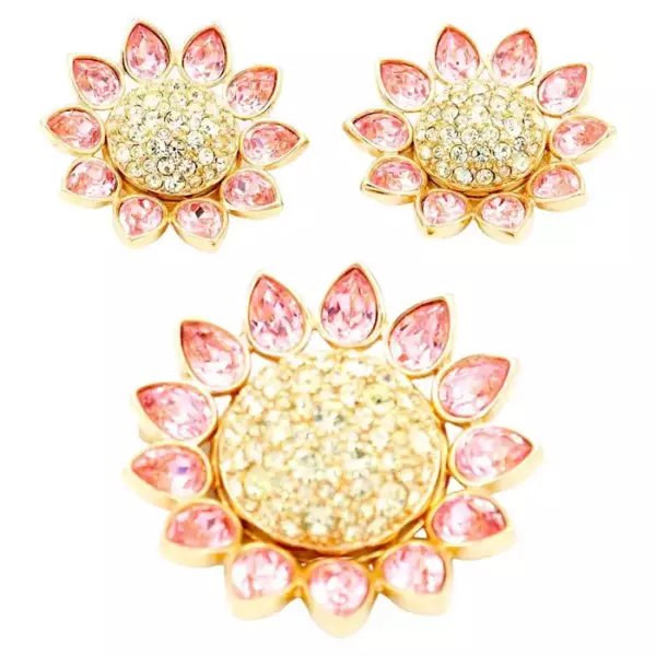 Брошь и серьги в виде розового и желтого цветка с кристаллами Swarovski, позолоченные, 1990 е годы. Брошь и серьги в виде розового и желтого цветка с кристаллами Swarovski, позолоченные, 1990 е годы.