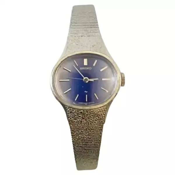 Драгоценные часы Seiko 1970 х годов со стальным сетчатым браслетом и синим овальным циферблатом.