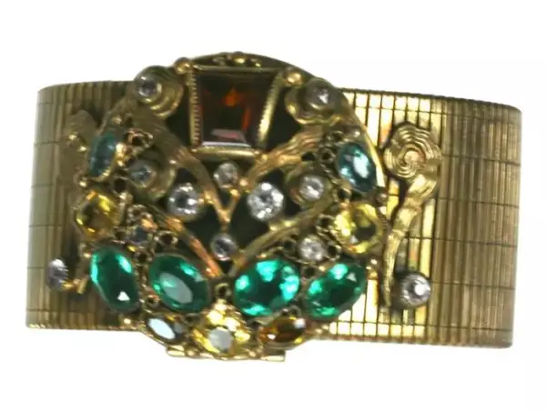 Необычный компактный браслет Sandor Art Deco, изготовленный в 1930 х годах, с украшенным драгоценными камнями циферблатом. Необычный компактный браслет Sandor Art Deco, изготовленный в 1930 х годах, с украшенным драгоценными камнями циферблатом.