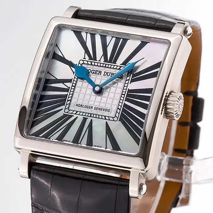Roger Dubuis Golden Square из 18 каратного белого золота с перламутровым циферблатом на ремешке из кожи аллигатора с пряжкой из 18 каратного белого золота.
