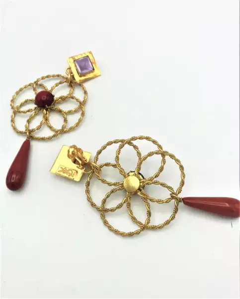 Серьги клипсы Yves Sant Laurent, созданные Роджером Скемамой в Париже для YSL 1980 года. Серьги клипсы Yves Sant Laurent, созданные Роджером Скемамой в Париже для YSL 1980 года.