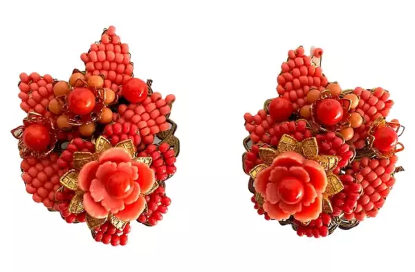 Серьги Stanley Hagler Coral Glass с цветочными бусинами.