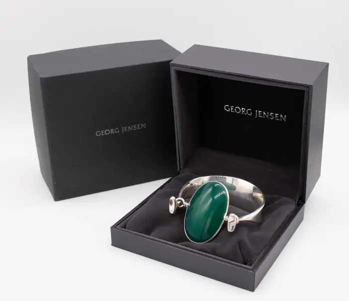 Браслет Georg Jensen By Vivianna Torun из стерлингового серебра 55,80 карат с хризопразом.