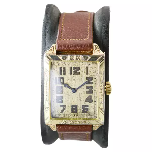 Часы Waltham из желтого золота в стиле ар деко с оригинальным циферблатом 1926 года.