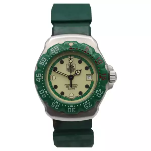 Эти женские часы Tag Heuer Professional, модель WA1412, имеют корпус из нержавеющей стали. Эти женские часы Tag Heuer Professional, модель WA1412, имеют корпус из нержавеющей стали.