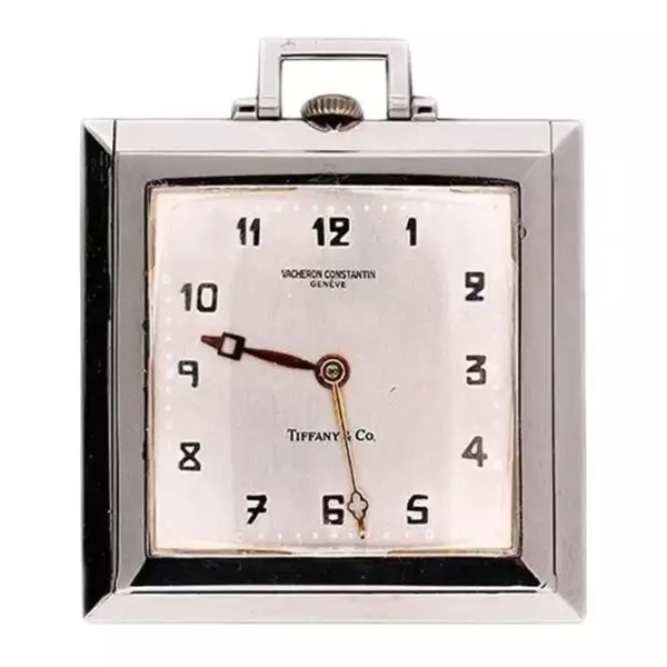 Карманные часы Vacheron & Constantin Platinum Square продаются в розницу в Tiffany & Co. Карманные часы Vacheron & Constantin Platinum Square продаются в розницу в Tiffany & Co.