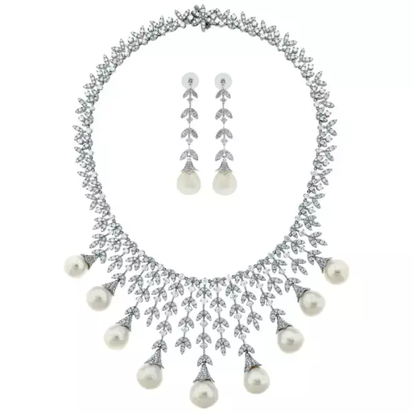 Комплект из ожерелья и серег Beauvince Diamond и жемчуга Южных морей из белого золота. Комплект из ожерелья и серег Beauvince Diamond и жемчуга Южных морей из белого золота.