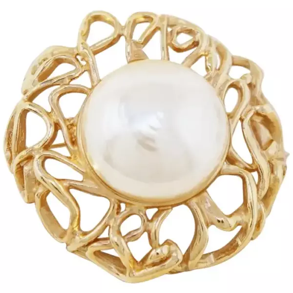 Крупная брошь в стиле брутализма с позолотой и жемчугом Mabe от Vogue Bijoux, 1980 е гг. Крупная брошь в стиле брутализма с позолотой и жемчугом Mabe от Vogue Bijoux, 1980 е гг.