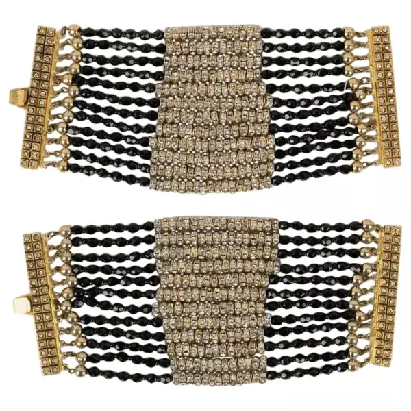 Пара браслетов Valentino Haute Couture из черного жемчуга.