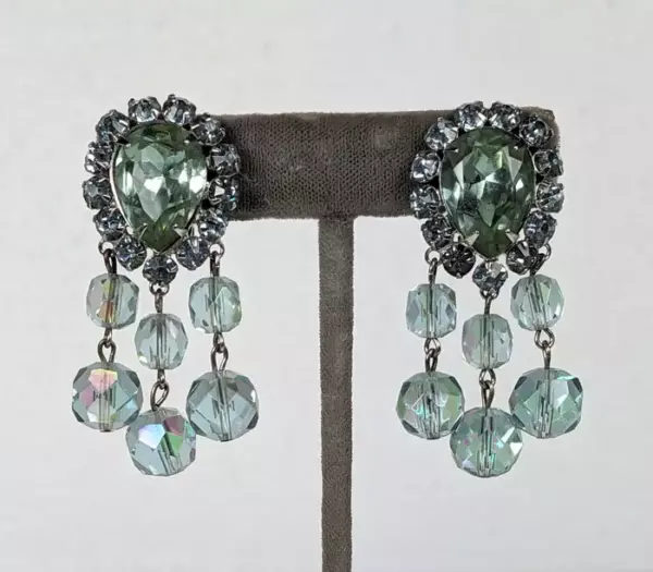 Потрясающие серьги Vogue Pale Lilac Aurora Bead из 1950 х годов. Потрясающие серьги Vogue Pale Lilac Aurora Bead из 1950 х годов.
