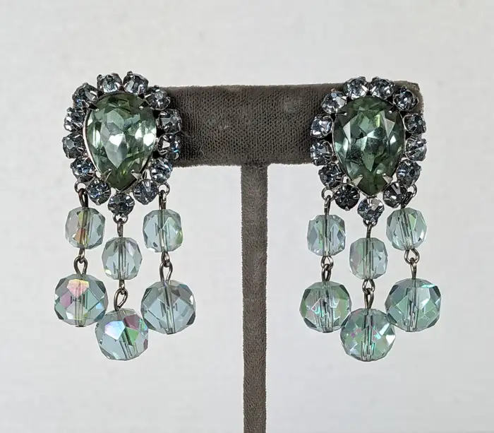 Vogue Jewelry бижутерия Нью-Йорк Потрясающие серьги Vogue Pale Lilac Aurora Bead из 1950 х годов.