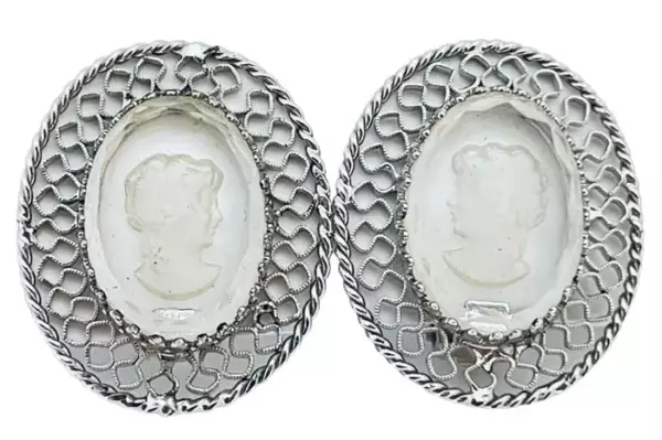 Серьги клипсы с резными серебряными камеями и автографом WHITING & DAVIS.