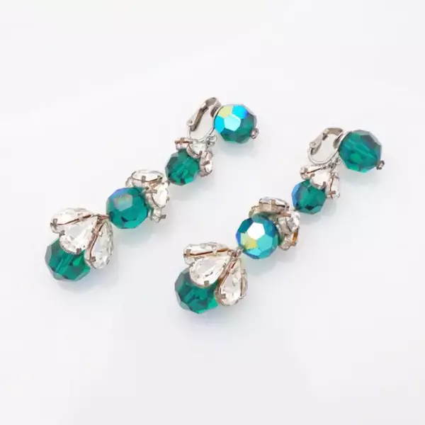 Серьги подвески изумрудно зеленого цвета Aurora Borealis и кристалла слезинки от Vogue, 1960 е гг. Серьги подвески изумрудно зеленого цвета Aurora Borealis и кристалла слезинки от Vogue, 1960 е гг.