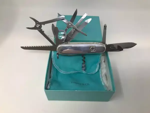 Швейцарский армейский нож Victorinox из стерлингового серебра от Tiffany & Co.
